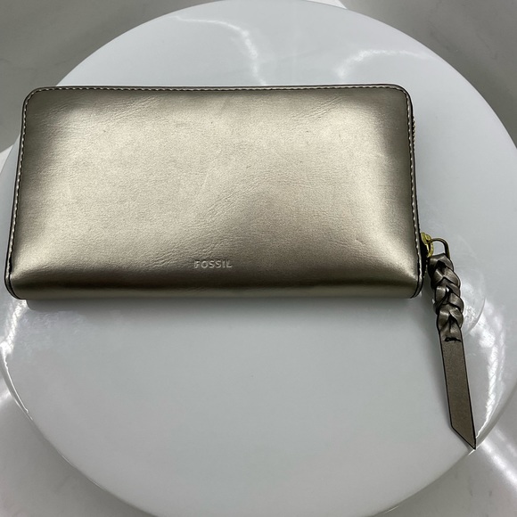 Fossil metallic zip around clutch wallet - Picture 1 of 6